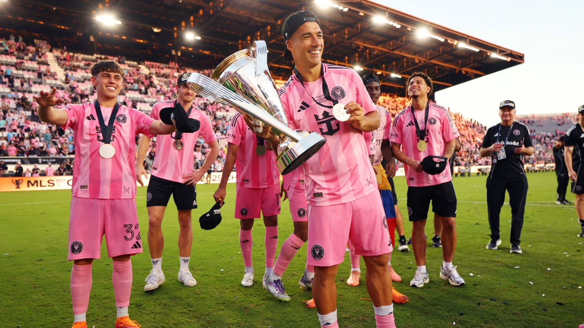 在赢得美职联总冠军后，迈阿密国际开始着手规划球队下个赛季的阵容。媒体表示：若苏