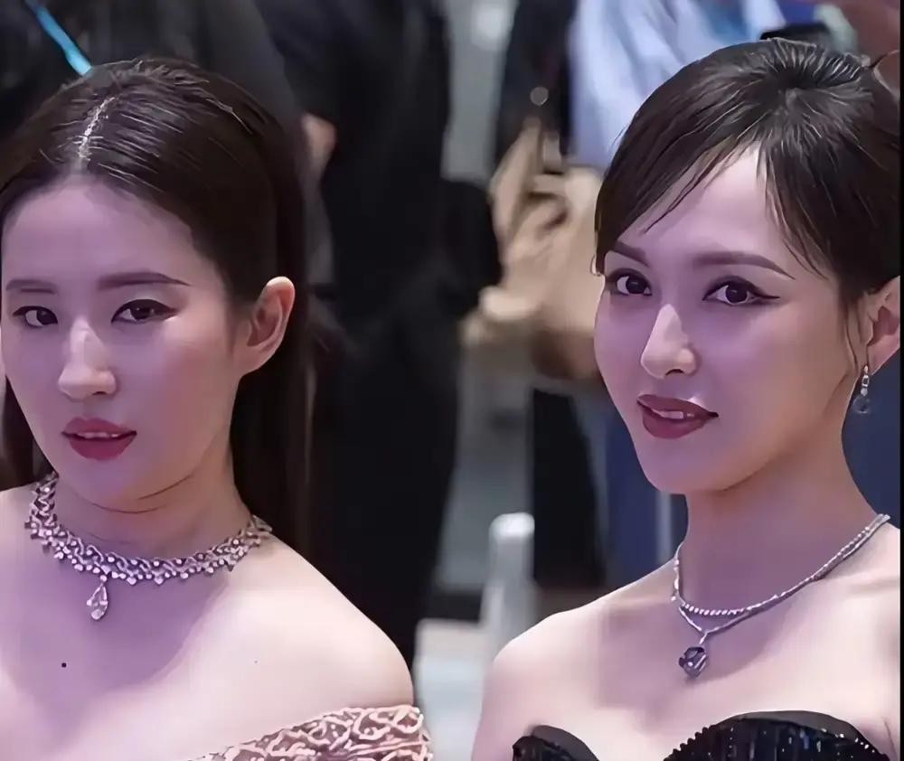 网友还在为合影里的“颜值输赢”争个不停，刘亦菲却像没听见一样，继续按自己的节奏走。有人觉得她状态依旧
