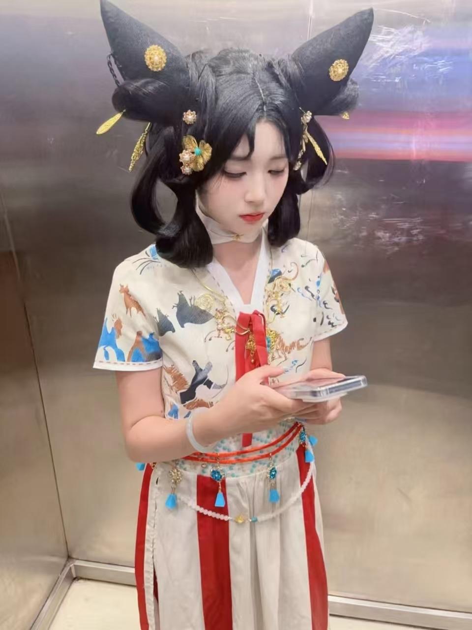 一个今天大家都懂得梗，找妹子要微信，她给了。