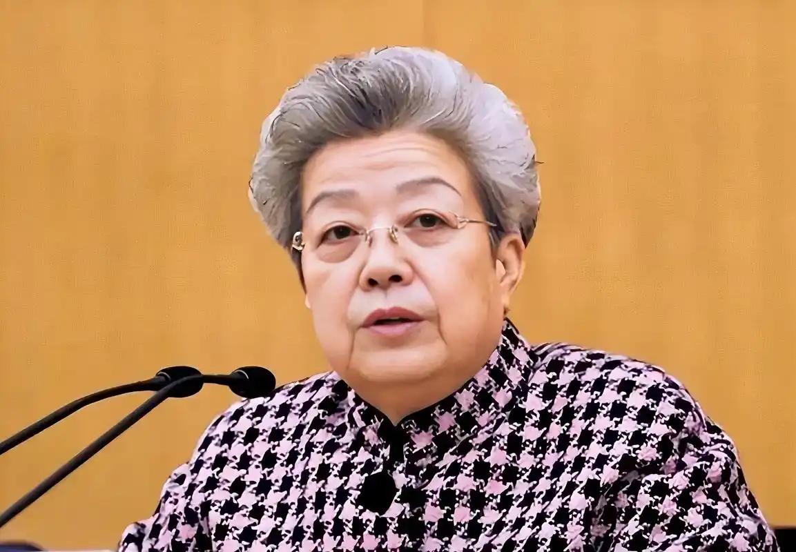 “铁娘子”吴仪一生未嫁，但她并不是独身主义者。你见过哪个干了一辈子的外交官，退休