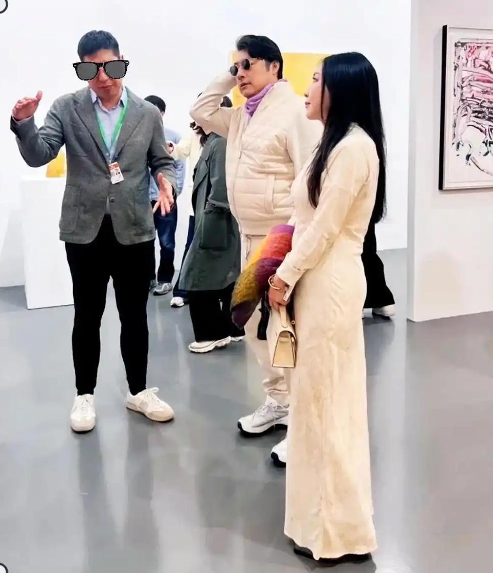 男人果然忘不掉前女友，王岳伦其实也一样。最近王岳伦带着新女友看展，网友们集