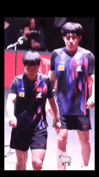 多哈世乒赛采访结束后莎莎在前面走脚下有障碍物大头轻声提醒妹宝你慢着点大