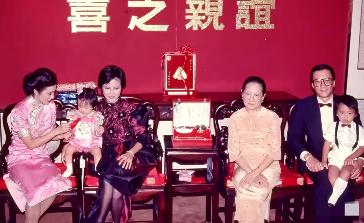 谢贤“谊亲之喜”的全家福，拍摄于1983年9月7日香港新世界酒店四季厅，是汪明荃