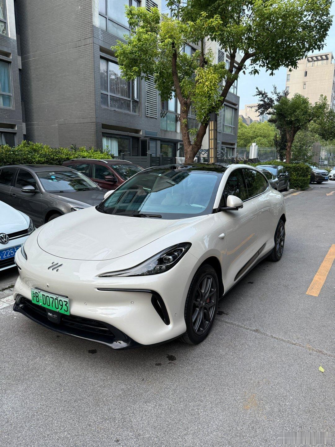 2023年底，我卖掉了我的奔驰，选择成为新能源车主。因为当时的趋势很明显，那一年