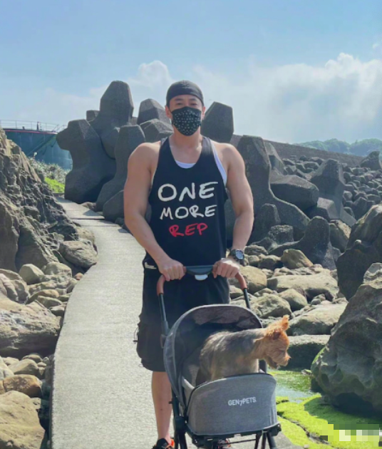 何润东跟他老婆一块出游，一双麒麟臂看起来比她老婆的大腿还要粗，这安全感太满了。