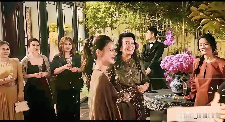 5月25日那场生日宴可太有看头了。张兰带着汪小菲和儿媳马筱梅出席，现场还有蔡国庆
