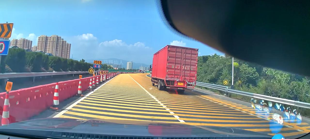 这密密麻麻的减速带，我还以为谁家晒玉米呢。。