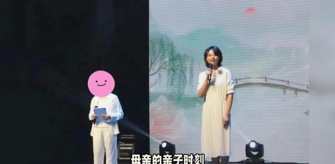 董卿与儿子同台朗读。近日，一组董卿与儿子同台朗读的画面在网上热传。舞台上，董卿一