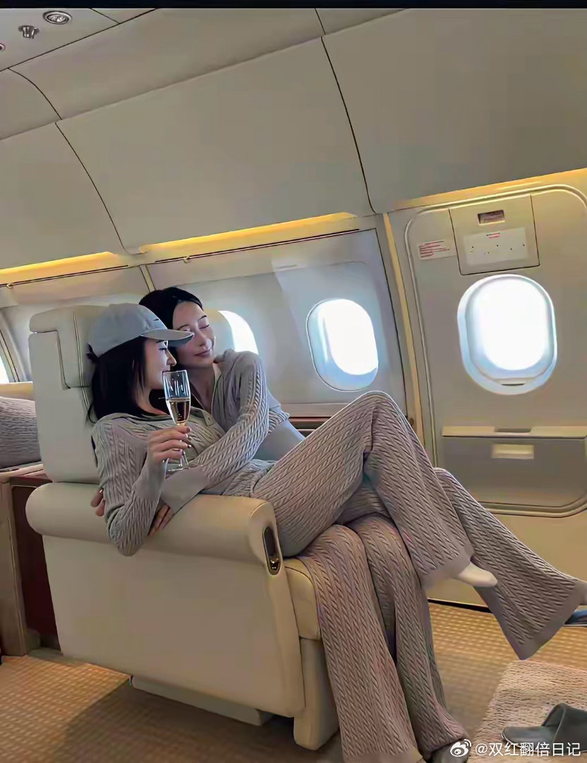 这么舒服的飞机，肯定是私人飞机吧，一看这两美女就命好