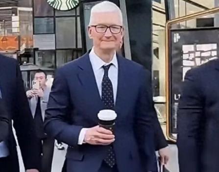 就在中美两国贸易交锋正酣的时候，苹果CEO库克来到了上海，现身南京东路的Appl