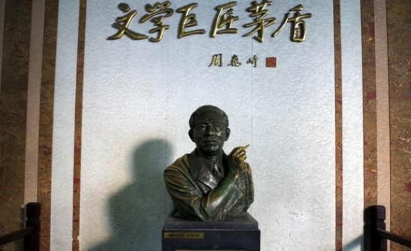 1928年，茅盾望着身材丰腴妩媚妖娆的秦德君，当即想要一亲芳泽，没想到秦德君气吐