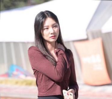冬日暖阳下，女孩漫步公园，长裙飘飘，心情如这天气般明媚。