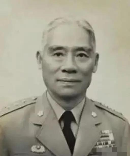 1942年，黄士伟在路上埋60枚地雷阻击日军，准备预测日军会停下的地方时，他突然