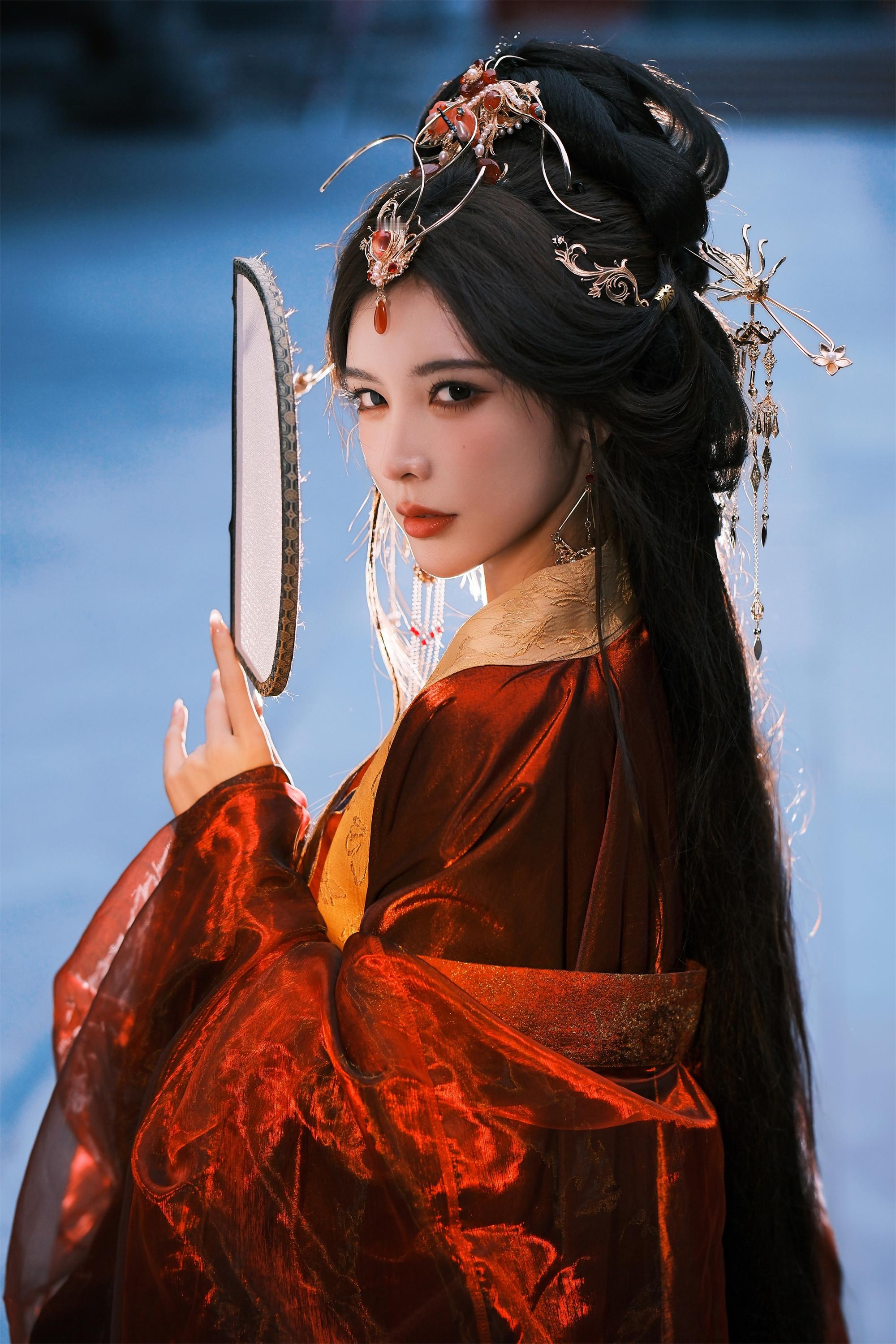 戴燕妮一袭红袍，回眸深望​​​