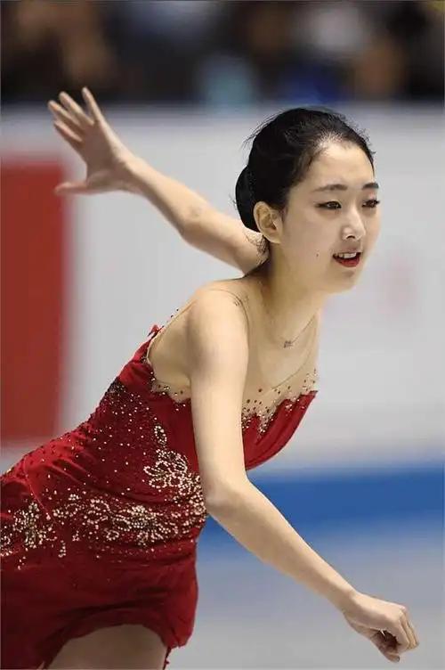 她被誉为体坛颜值“天花板”，跟樊振东传绯闻，后因国家队“阳谋”退役。主
