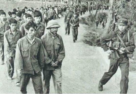 1979年6月20日，最后一批中越战俘交换现场，一名年轻的越军俘虏慢慢走向边境，