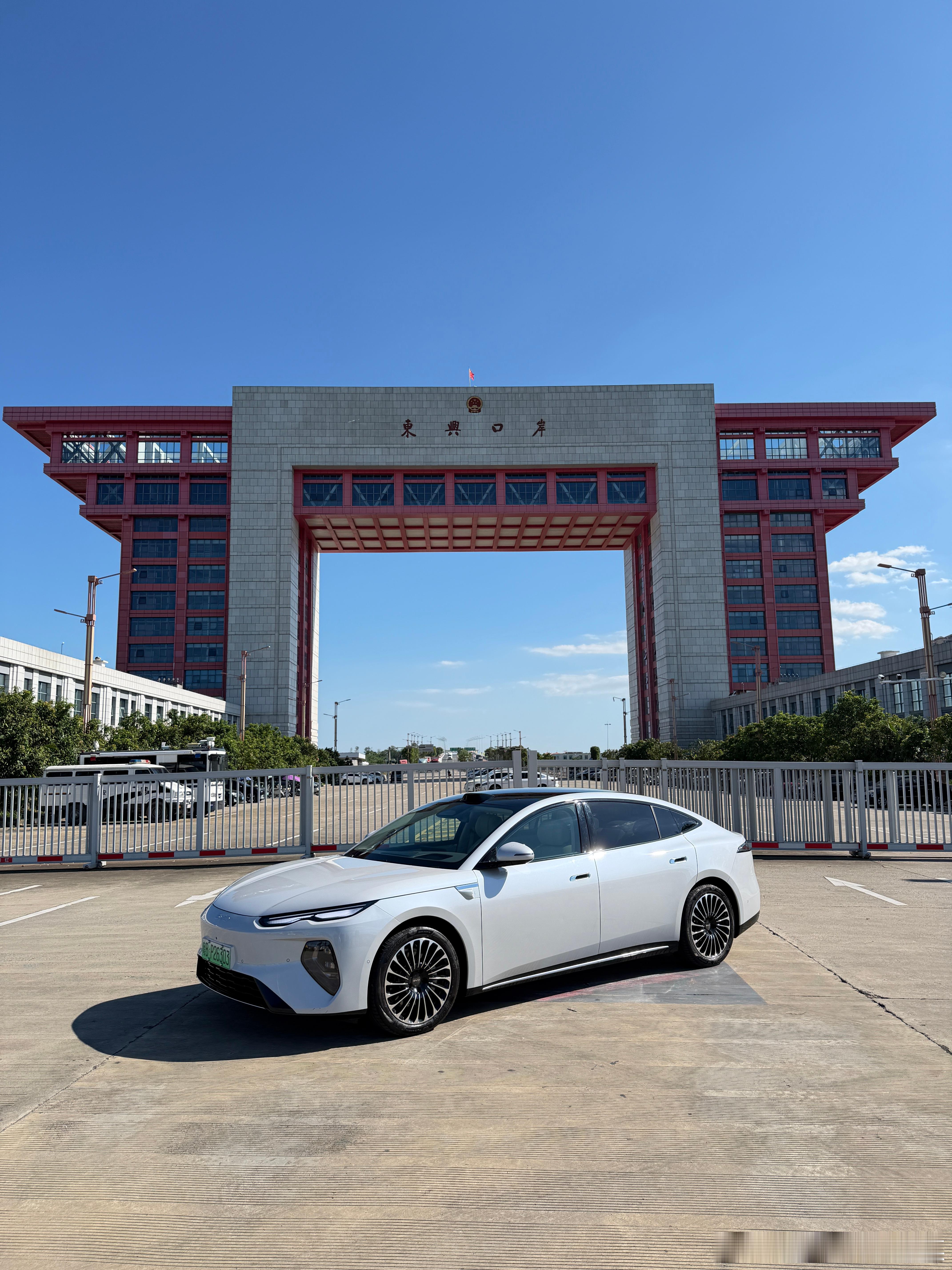 打卡广西东兴国门。一门之隔就是越南🇻🇳，满街都是越南姑娘。东兴是中国海岸线的终点，也是国道G21