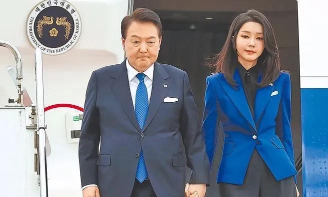 韩国真是一个大型真人秀现场，该国的检察官跑去牢里抓前总统尹锡悦，指挥狱警将尹锡悦