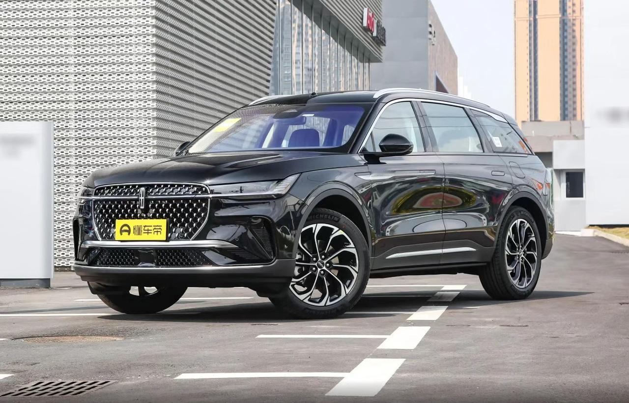 上周陪朋友老张看车，他蹲在4S店门口叹气：“新车要40万，二手能砍到30万？说实