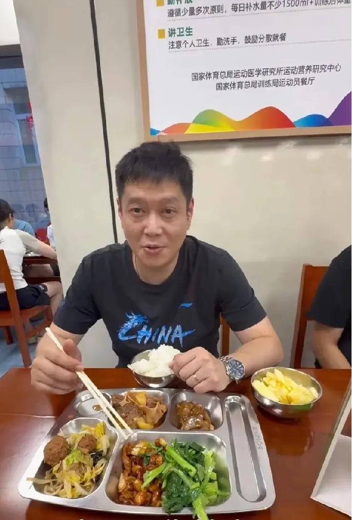 🏓邱贻可结束工作在食堂干饭啦！这餐盘里荤素搭配超丰富，看着就很有食欲~国乒教