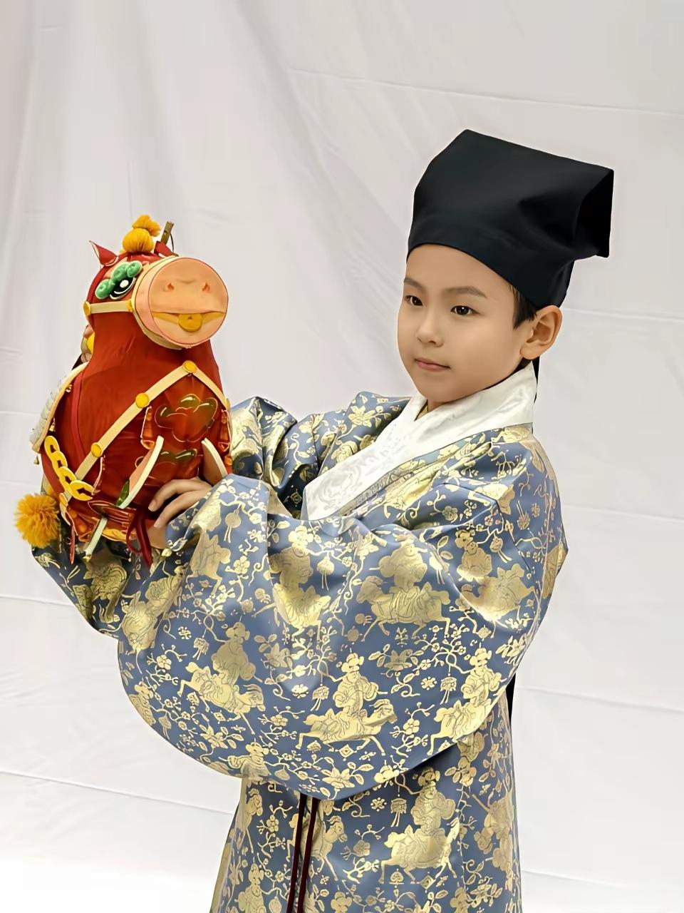 央视还是听劝的[吃瓜]“白衬衫小朋友”，终于变成了“汉服小朋友”