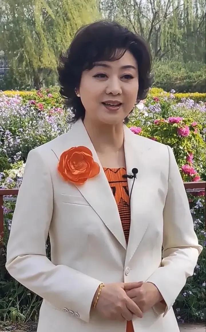 李胜素的近照59岁的老女人了，发型还是那么精致，举止还是那么优雅，颜值还是