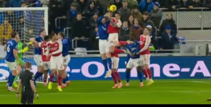 阿森纳在2025年可算在英超客场拿到点球了！12月21日，阿森纳客场踢埃弗顿，半