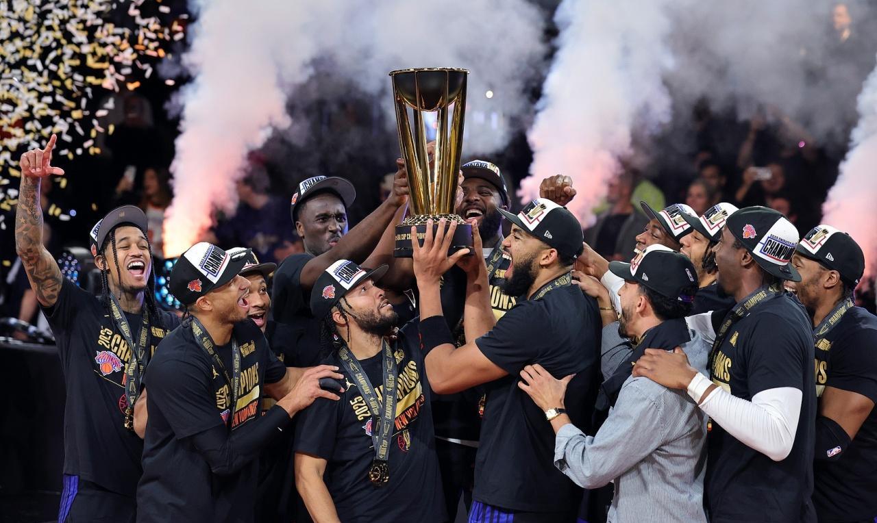 尼克斯的情况不容乐观。虽然拼下了NBA杯冠军，球队战绩来到东部第二。但是球队主要