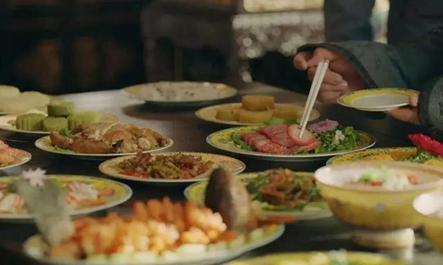 一日，朱元璋正跟马皇后吃饭，突然看到盘子里有根头发，顿时龙颜大怒道：“把厨子拉出