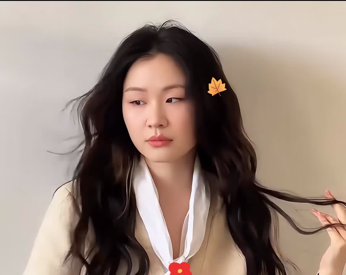 金靖说自己永远不会打电话给父母，因为从小到大父母都是在打压她。金靖的父亲