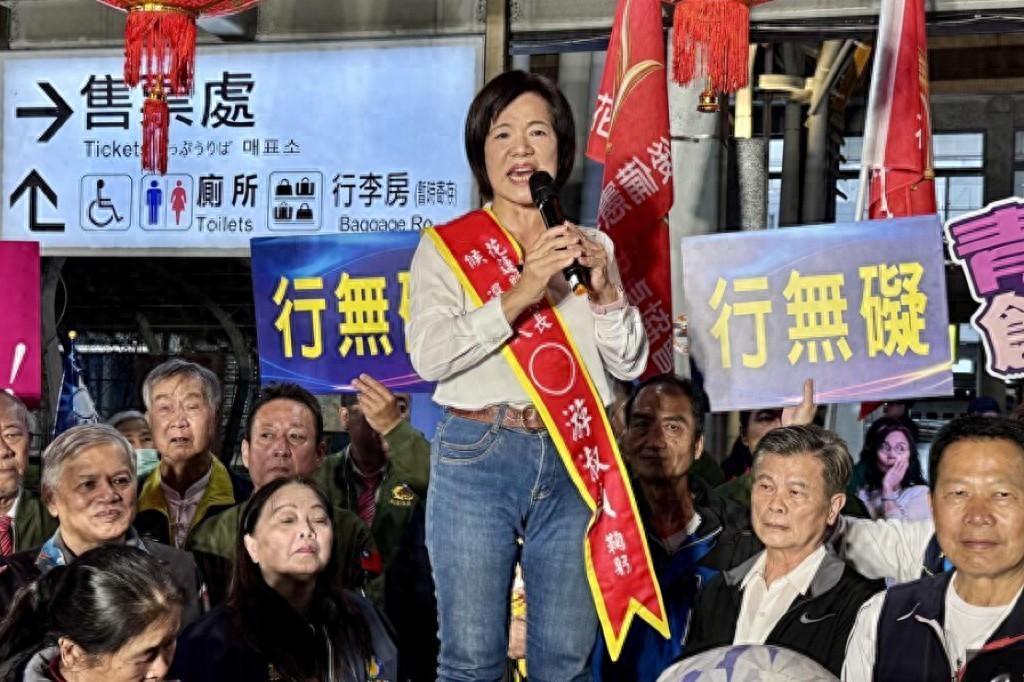 台岛花莲选情突发意外，民进党候选人邱凤英中秋活动现场倒地，再也没能醒来。花莲