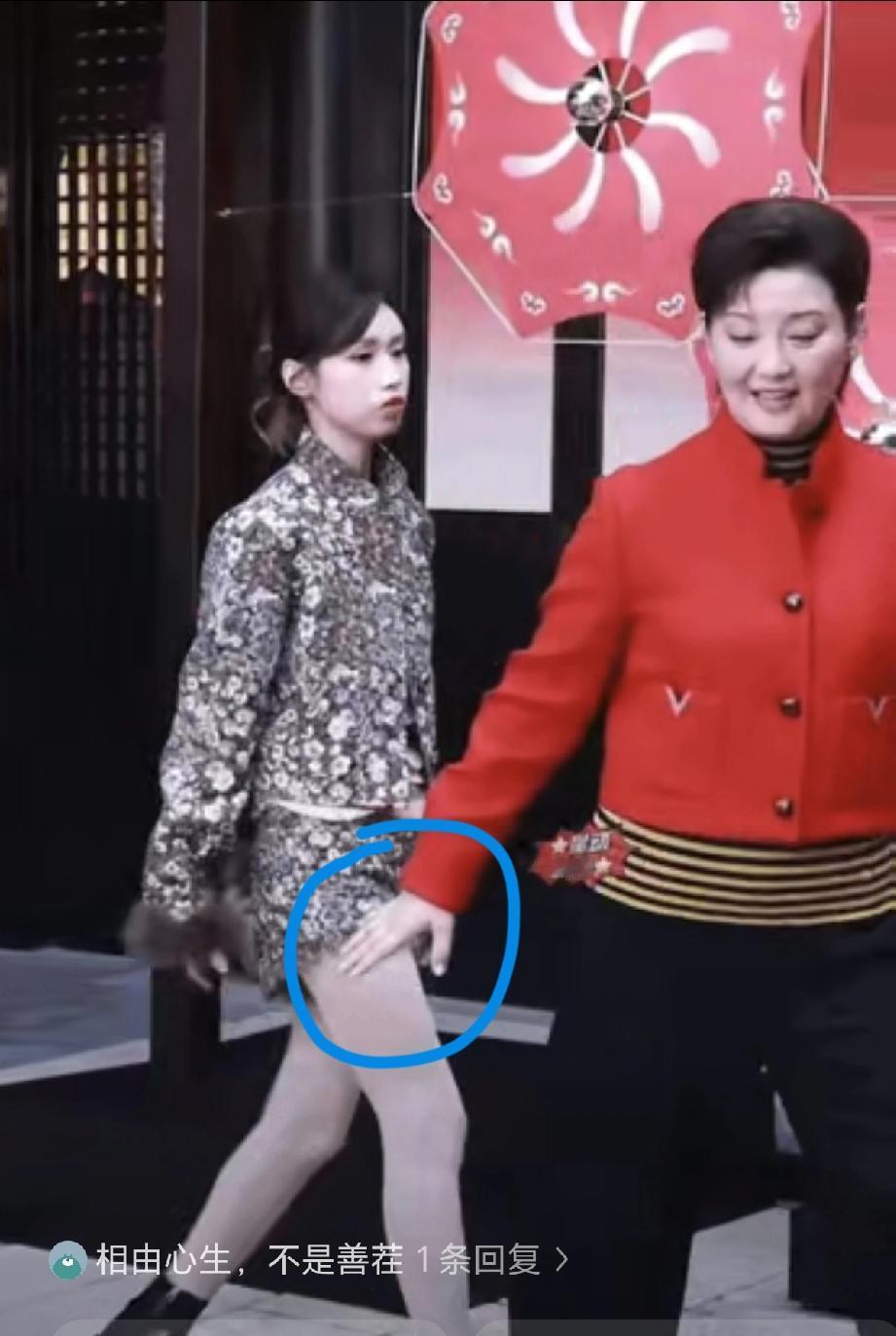 心疼徐帆同台养女一脸冷漠，帆姐一直想去拉她的手被甩开，掩饰不住的尴尬，不是亲生