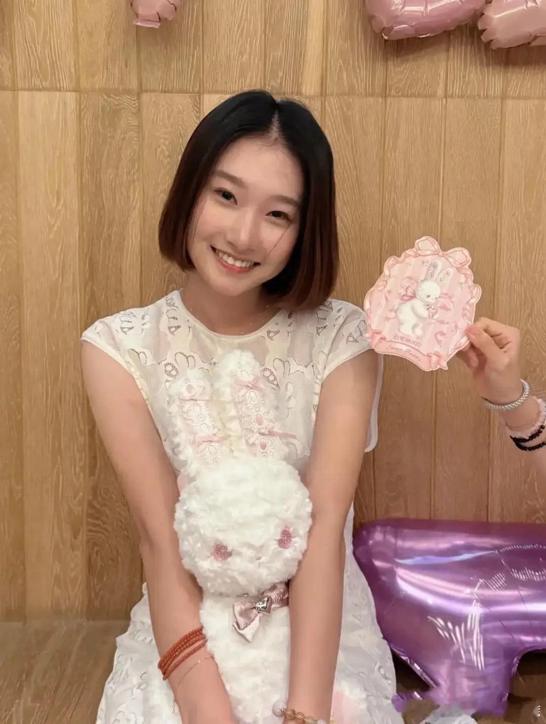 马伊琍大女儿18岁啦！文爱马剪短发温柔漂亮，五官像妈、脸型像爸​