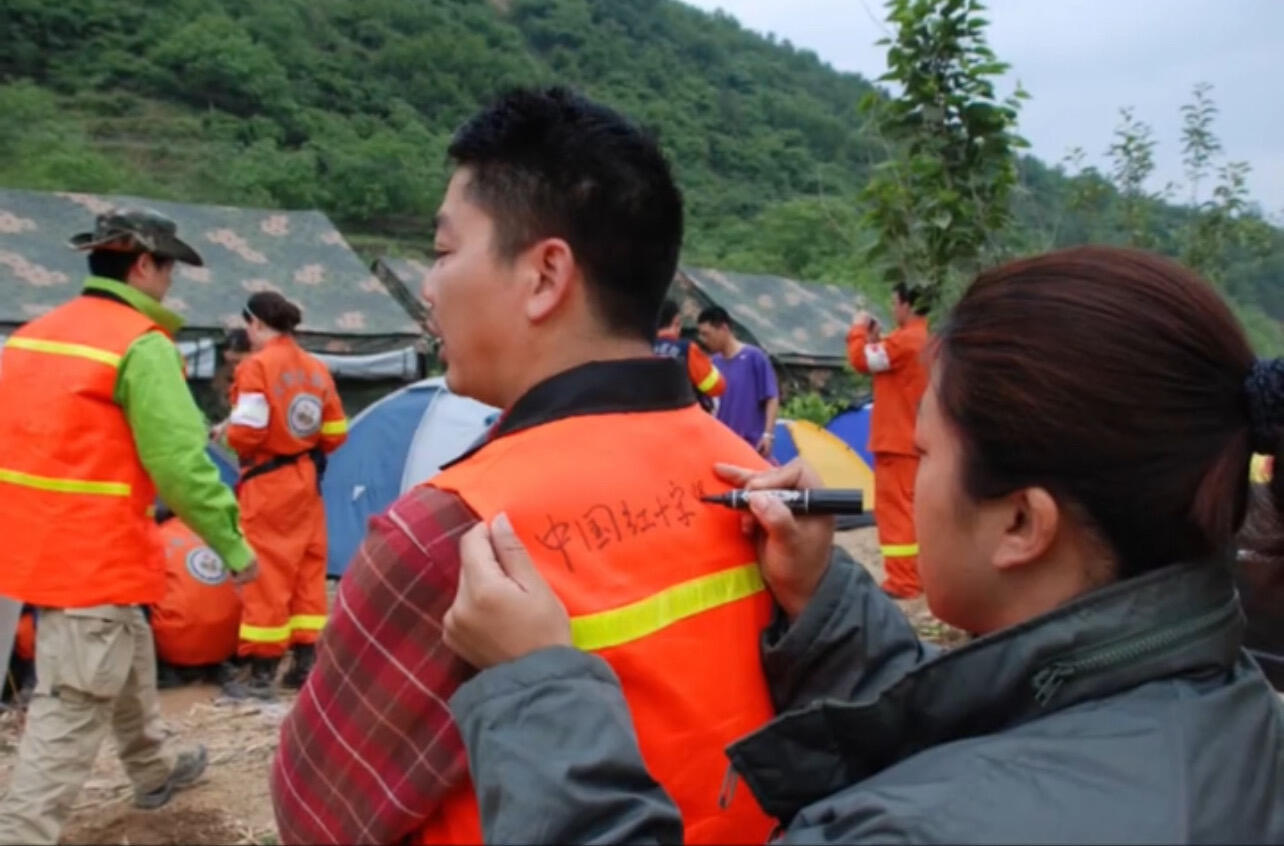 08年汶川地震，刘强东把个人的12万存款捐了自己还去现场帮了14天的忙！