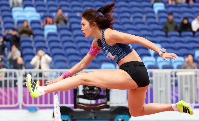 两个悲情英雄！一个是刘英兰，一个是吴艳妮。就在11月19日晚的田径赛场。11