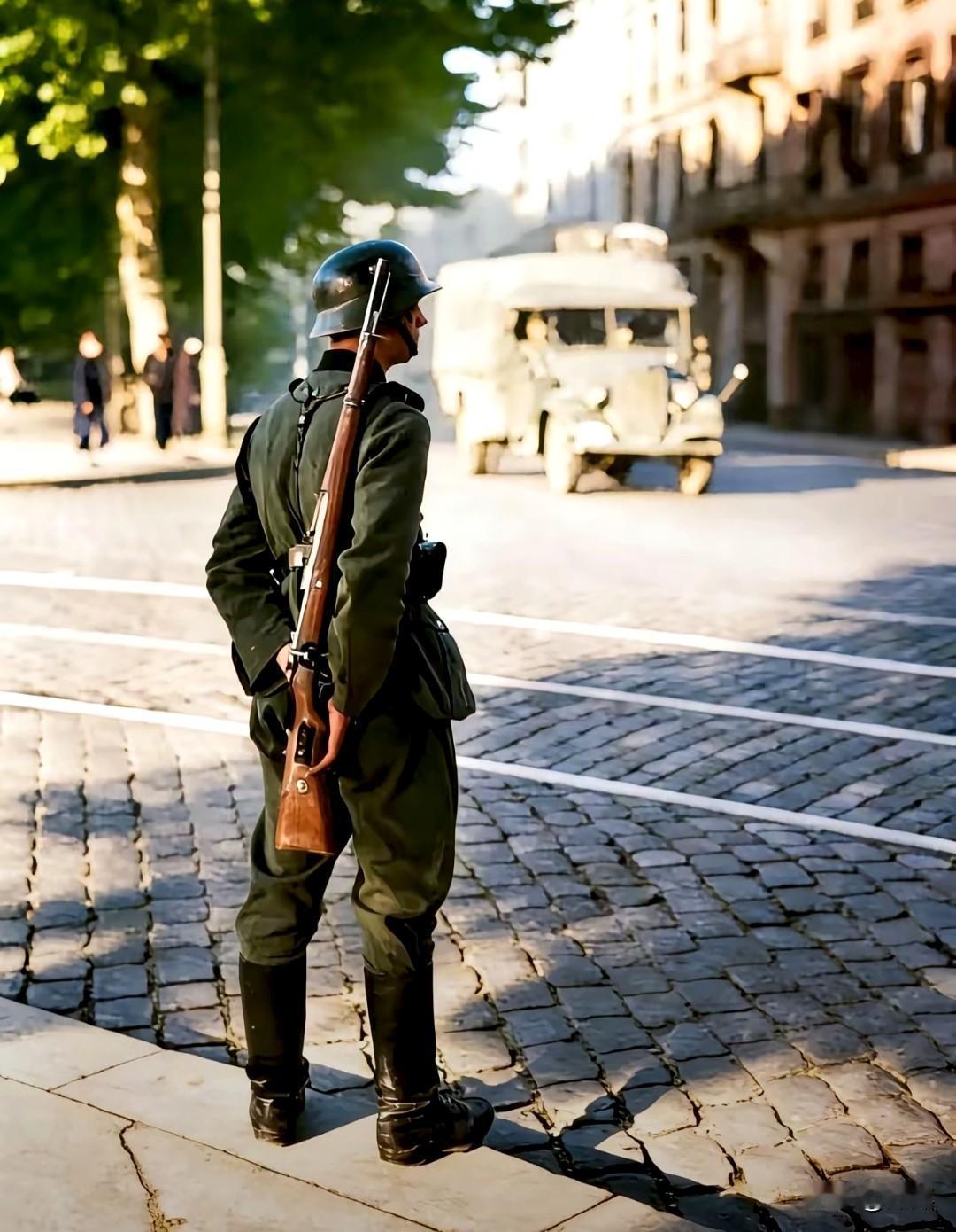 二战时期德军占领下的欧洲街头日常。一名德国国防军士兵身着标准深绿色制服，头
