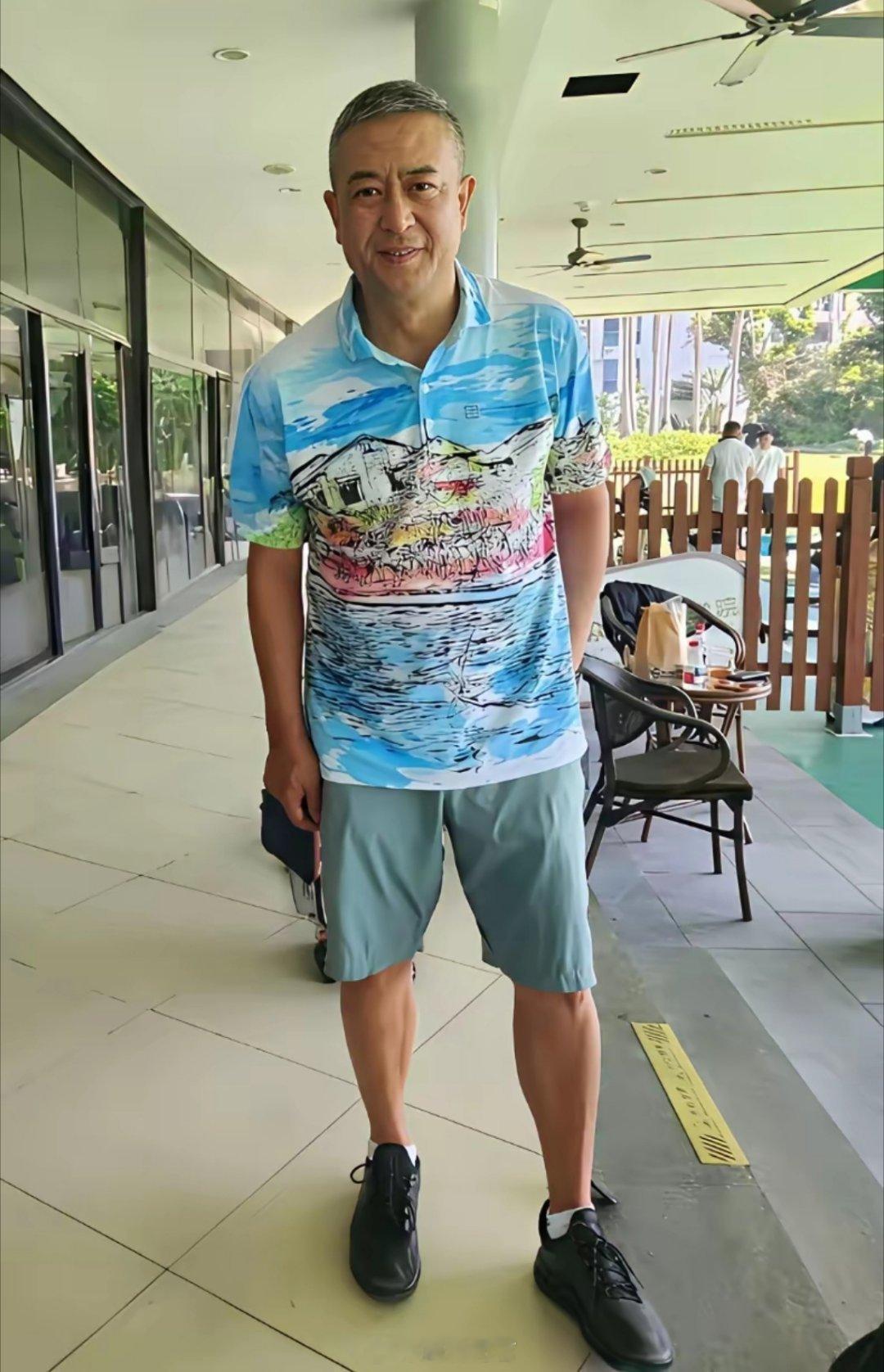 这才是明星们的真实状态，56岁的张嘉译，和我们普通人的退休生活差不多。