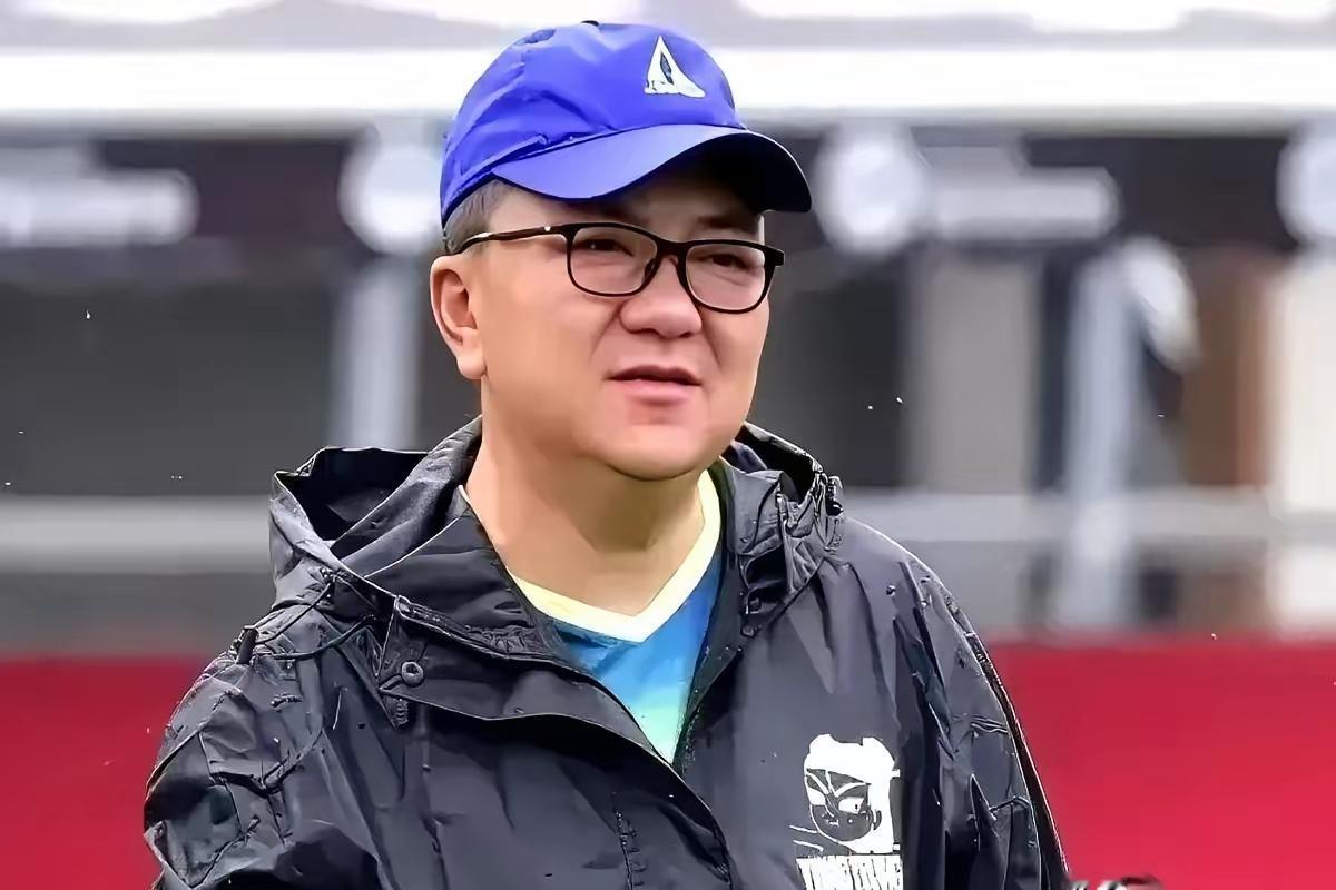 孙继海说，青训不为成绩，只为育人。这话一出，底下家长们骚动了一下，又迅速安静。