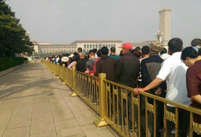 47年过去了，毛主席纪念堂为何依然人山人海？华国锋当年的决策太明智！今天看