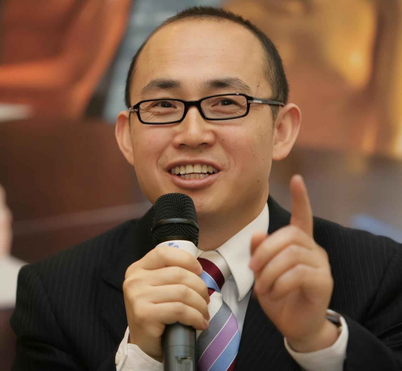 【不服不行】漫步在曼哈顿广场的潘石屹曾经说过：我不怕挨骂。他在2014年，闻