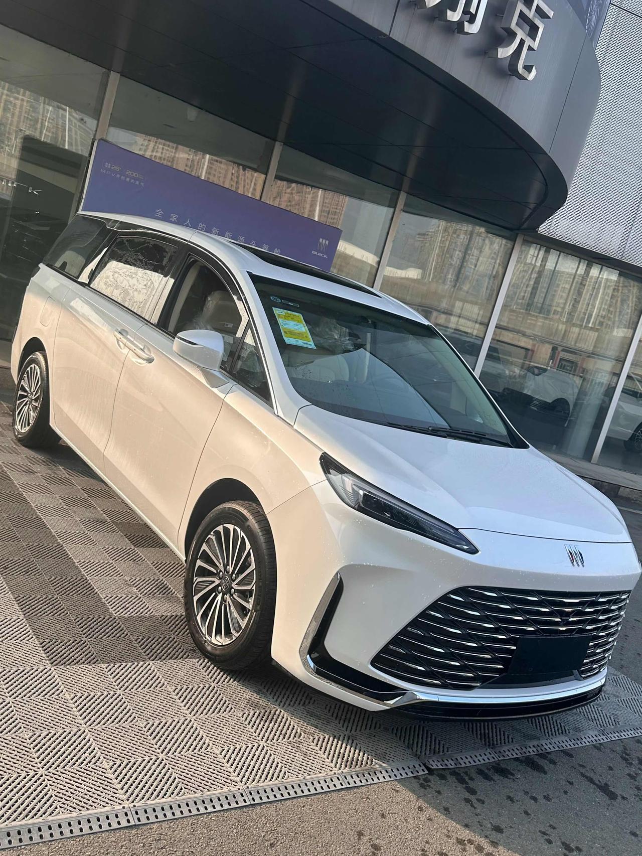 25款别克GL8陆尚先享版7座，白外米内这搭配太赞了！4月25日上海车展上市，先