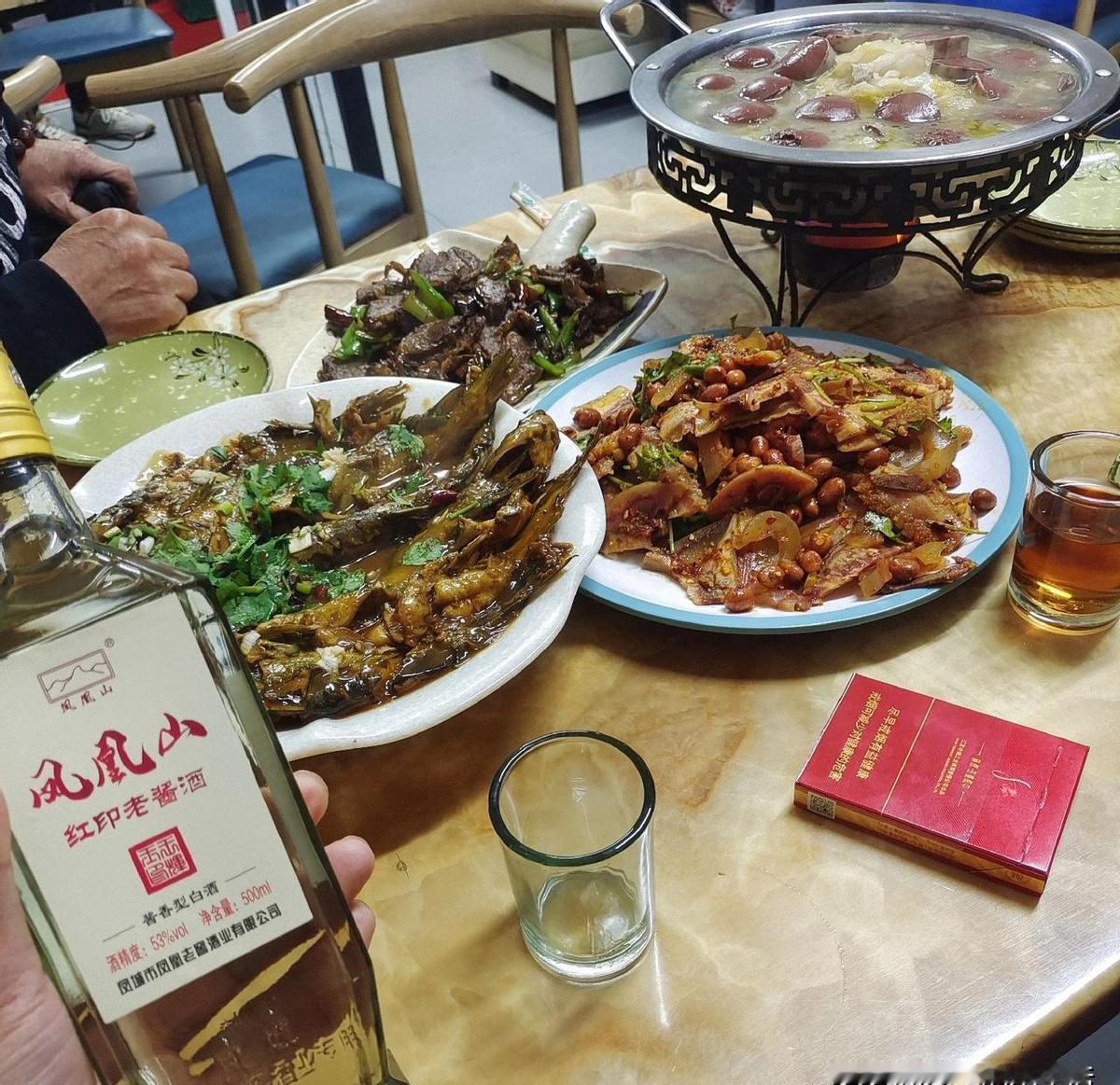 师傅一盅一盅喝，从中午到天黑，话不多，酒里全是年头。我十八岁跟他学炒菜，四年没