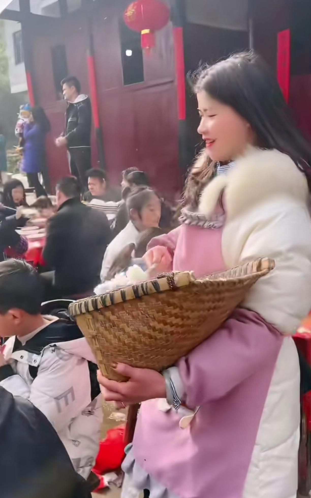 来一个贵州老乡说一下，你们的酒席真的是这样的吗[捂脸哭][捂脸哭][捂脸哭]