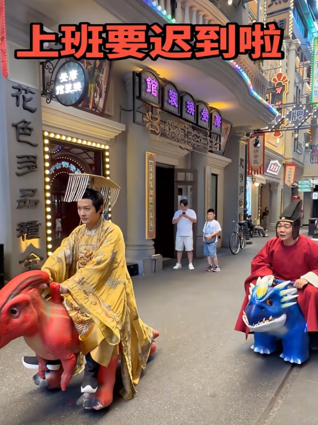 估计郑国霖发现了朱之文的新赛道了，而且他也是喜欢上了这个赛道！感觉给景区打工也
