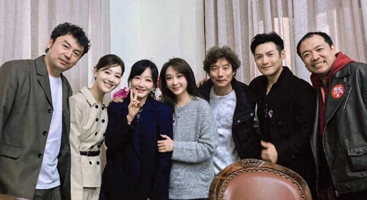 7星同框：我一眼就认出了西装+卷发的雷佳音、笑靥如花的王冠与严屹宽杜若溪夫妇，还