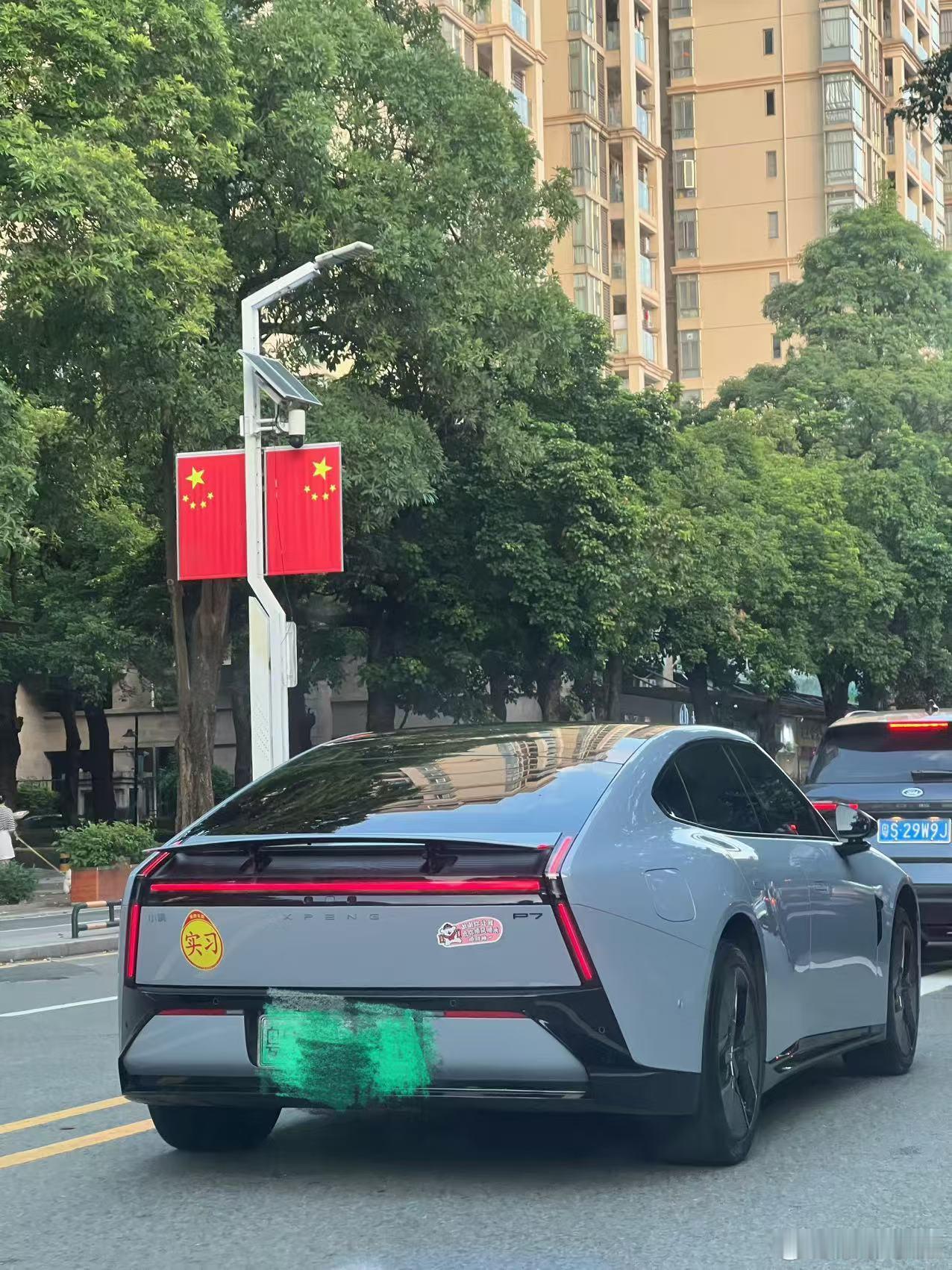 真心希望这位小鹏P7车主重新考虑一下车尾上的装饰吧大v聊车小鹏P7​​​