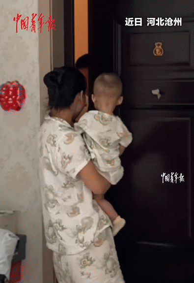 “万万没想到！”河北一小伙退伍回到家，妻子抱着孩子开门迎接，本以为会得到丈夫拥抱