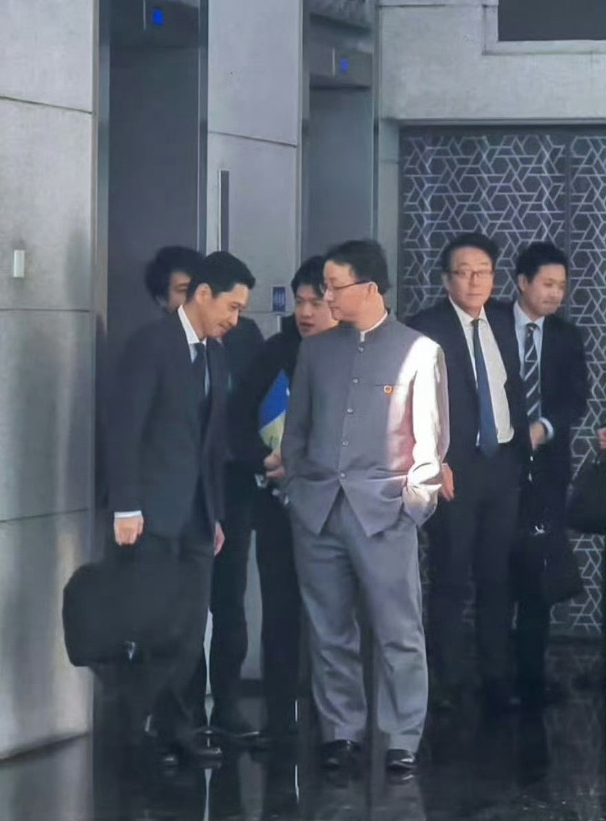 这两张图会不会成为年度最佳照片呢？我先来投一票！我爱我的祖国！中华人民共和国威武