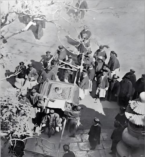 这张照片是光绪帝现存唯一可确认的真实影像，1900年，八国联军攻陷北京，慈禧携光