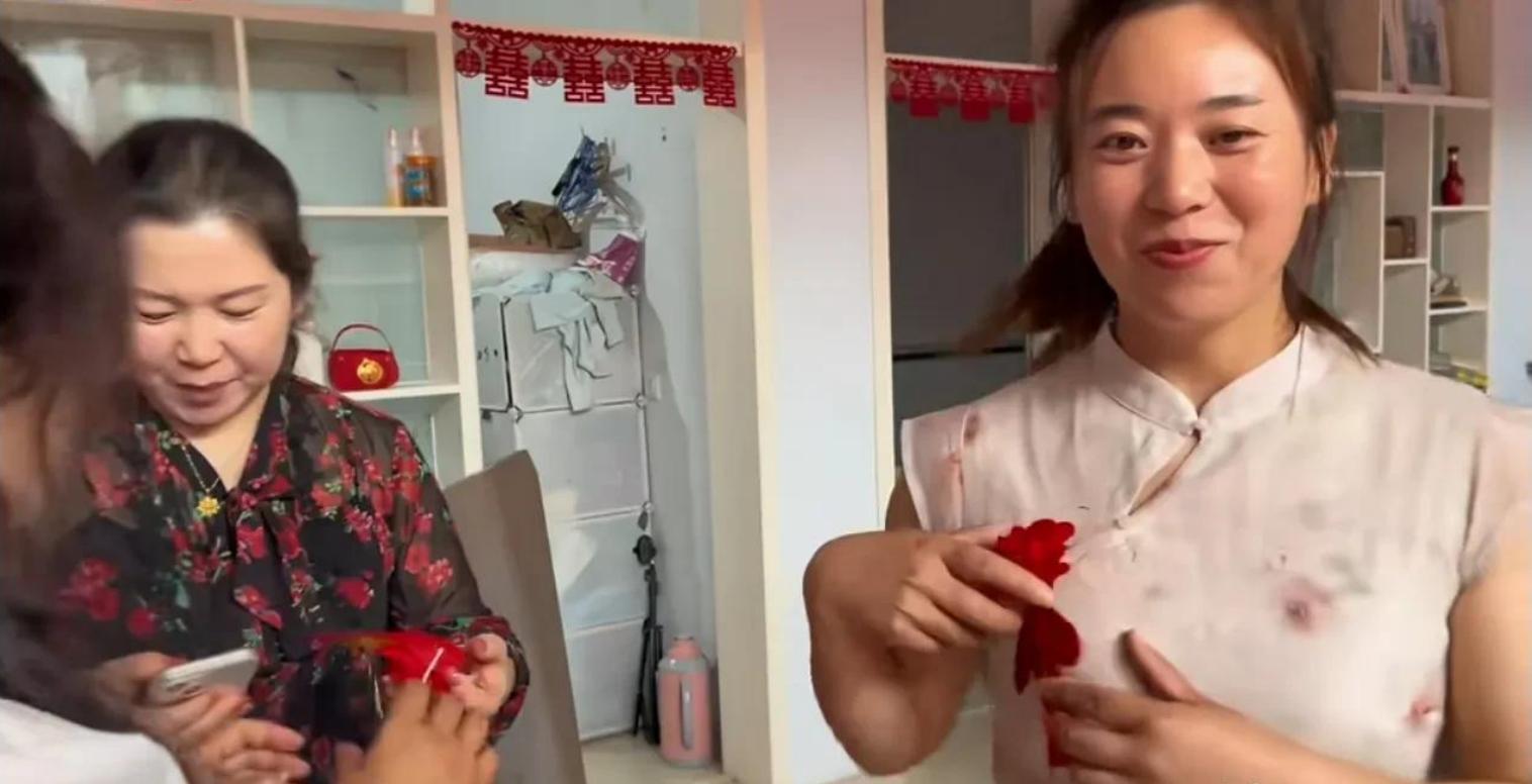 聪聪和他女人的伴郎伴娘真失败，主持人请她们致辞，第一个竟脱口而出“一拜天地”。